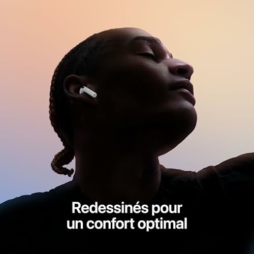 Personne portant des écouteurs sans fil sur fond dégradé.
