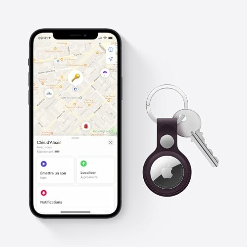 iPhone affichant une carte avec un porte-clés et un traceur.