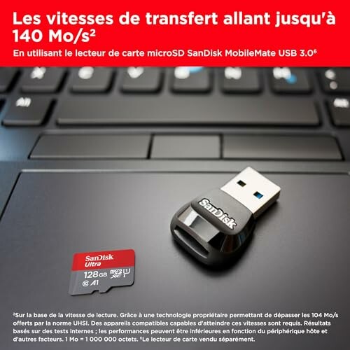 Carte microSD SanDisk et adaptateur USB sur un clavier d'ordinateur.