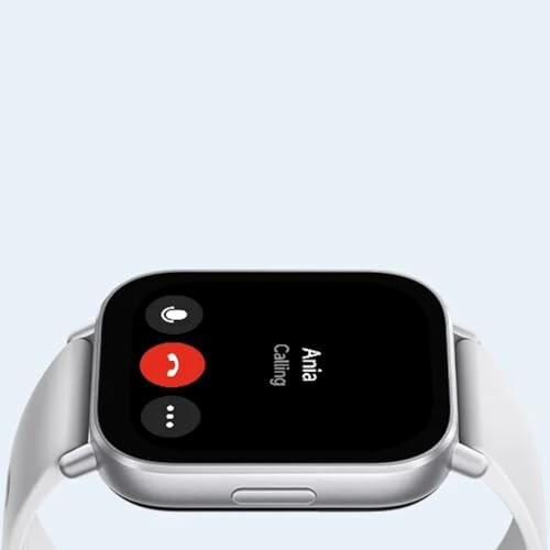 Appel entrant affiché sur une montre connectée.